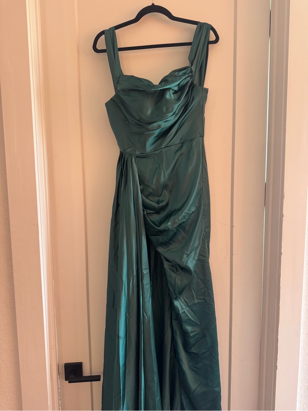 Elegant Emerald Green Satin Evening Gown